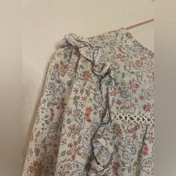 &Merci Elegant Floral Blouse with Lace Detail - Picture 7 of 8